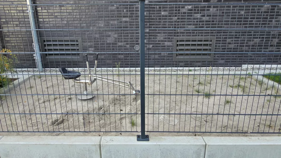 Bagger auf Spielplatz