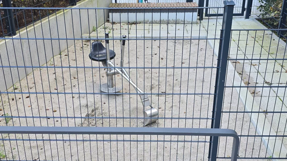 Bagger auf Spielplatz