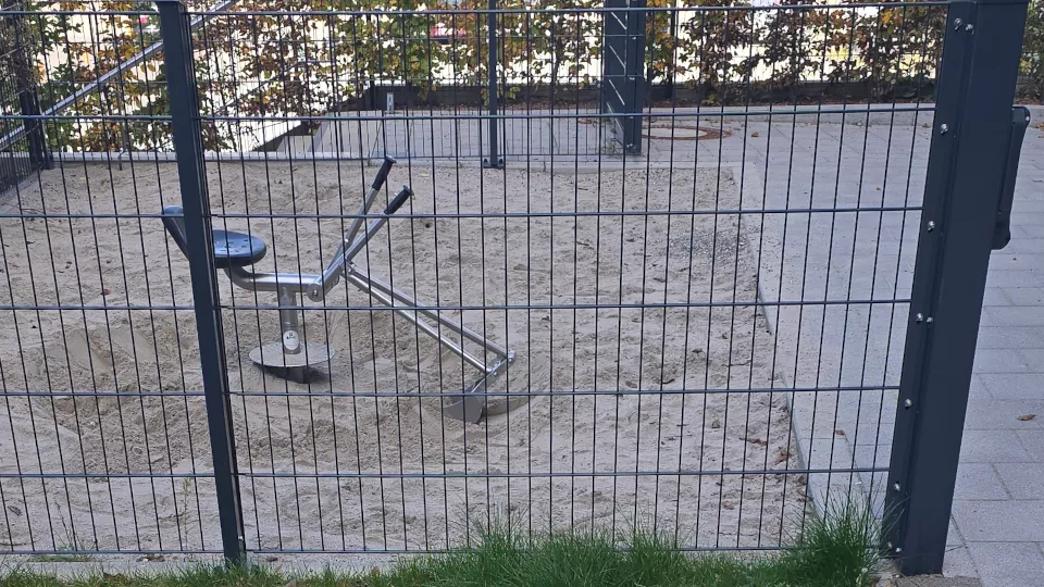 Bagger auf Spielplatz